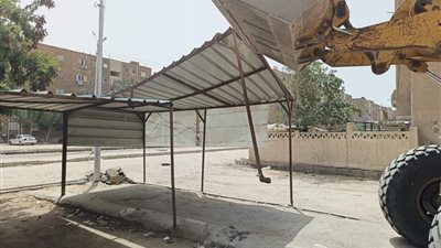 تنفيذ حملة لإزالة الإشغالات والتعديات على حرم الطريق بحي ثالث الإسماعيلية