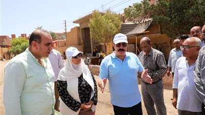 محافظ أسوان يتفقد مشروع إحلال شبكات وخطوط الصرف الصحى بحى شرق
