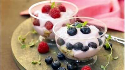 أكواب الحليب بالبلوبيري وفتات كيك الفانيلا