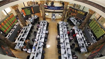 مبيعات الأجانب تعصف بالبورصة وتتكبد 88.4 مليار جنيه وسط مخاوف تصاعد العنف