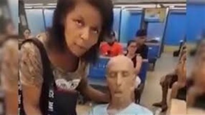 ضبط امرأة اصطحبت جثمان قريبها الميت إلى بنك للحصول على قرض.. فيديو