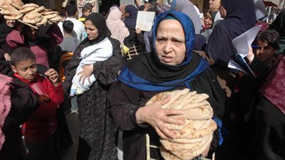 الدقيق «أبيض».. وقلوب التجار «سوداء»