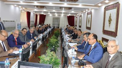 رئيس جامعة المنيا يشهد اجتماع المجلس الأعلى بحلوان