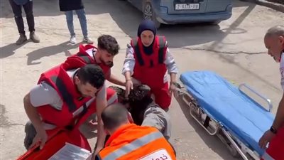 الاحتلال يلقي بشاب جريح من داخل آلياته العسكرية على الطريق.. صور