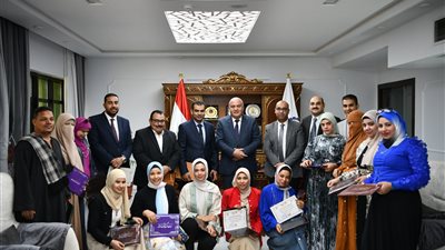 تكريم 17 موظفًا بمستشفي أبوتشت شمال قنا 