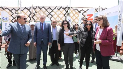  مايا مرسي ومحافظ أسوان يتفقدان نموذج المحاكاة البنكي بالقرى