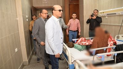 رئيس جامعة أسيوط يزور مرضى ومصابي قطاع غزة بالمستشفيات الجامعية 