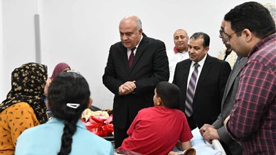 مستشفيات قـنا الجامعية تعتني بـ 24 حالة مرضية من قطاع غــزة 