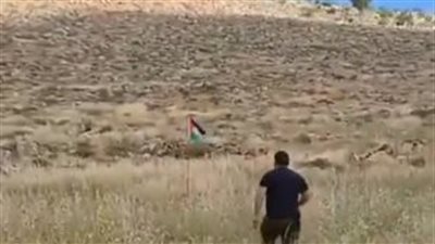 فيديو.. إصابة مستوطن إسرائيلي بانفجار عبوة ناسفة أثناء محاولته إزالة علم فلسطيني