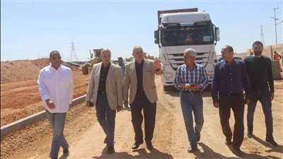 ‫ وزير الإسكان يتابع أعمال الطرق بالمنطقة الصناعية بالعاشر من رمضان