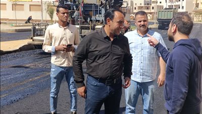 رئيس جهاز الشروق يتابع أعمال رصف الطرق الداخلية الجارية بالخامسة عمارات 