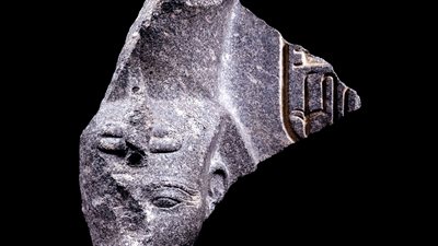 وصول رأس تمثال الملك رمسيس الثاني بعد استعادتها من سويسرا   