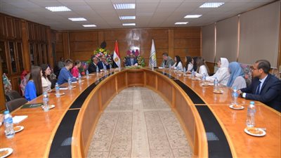 رئيس جامعة أسيوط يجتمع مع وفد جامعة بياتيجورسك الروسية ويوجه بتعزيز الروابط