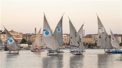 وزيرة التضامن ومحافظ أسوان يشهدان اصطفاف المراكب الشراعية لاستعراض شعارات برنامج «وعي»