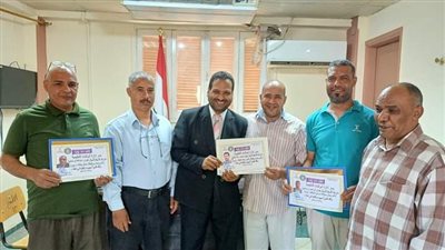 مدير عام تعليم أبوتشت يكرم العاملين المتميزين في وحدة البيرول