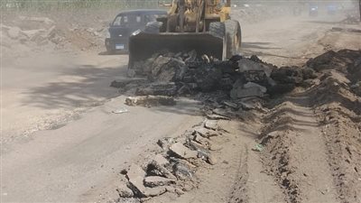 إزالة طبقة الأسفلت المتهالكة بطريق الشين قطور