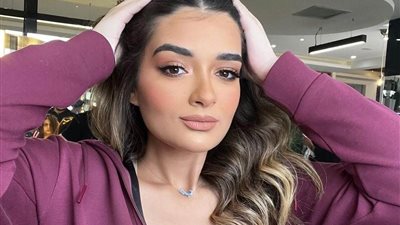 ملك زاهر تخطف الأنظار بفستان جذاب في أحدث إطلالة (صور)