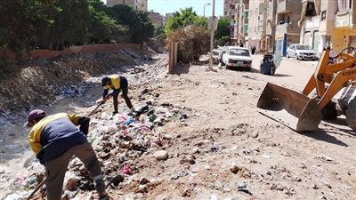 نائب محافظ القاهرة تتابع تطهير محيط مخرات السيول حفاظا على صحة المواطنين
