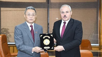رئيس جامعة قناة السويس يستقبل القنصل العام لجمهورية الصين الشعبية 