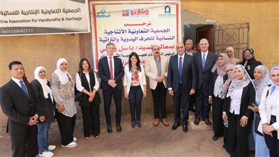 وزيرة التعاون الدولى ومحافظ أسوان يتفقدان أعمال المتدربات للحرف اليدوية