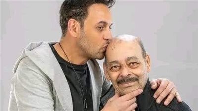 مصطفى قمر يستعد لتسجل مشواره الفني بقبلة على جبين والده بالأزاريطة 