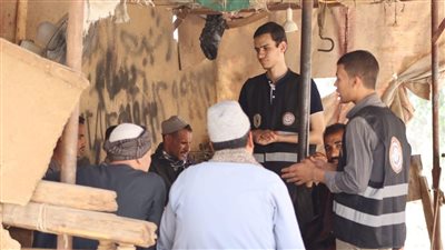 قافلة جامعة سوهاج الطبية تجري الكشف على 600 شخص بقرية الجلاوية