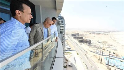 وزير الإسكان يتفقد أعمال التشطيبات بأبراج المنطقة الشاطئية بالعلمين الجديدة