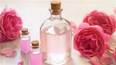 خبراء تجميل يثبتون فوائد ماء الزهور لبشرة الإنسان