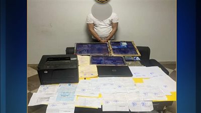 القبض على سائق تخصص في تزوير الأوراق الرسمية الصادرة من الوزارات بالإسكندرية 