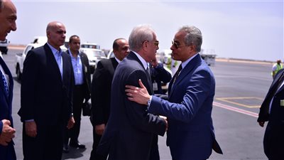 بالصور.. محافظ جنوب سيناء يستقبل وزير العمل في مطار شرم الشيخ الدولي 
