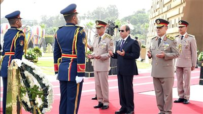 الرئيس السيسي يضع إكليلًا من الزهور على النصب التذكاري للجندي المجهول 