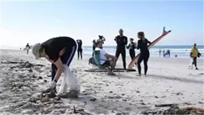 جنوب إفريقيا| نشطاء ينظفون شاطئ كيب تاون