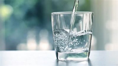 زجاجة المياه القابلة لإعادة الاستخدام أرض خصبة للبكتيريا .. احذروا