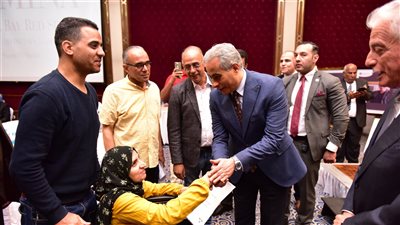 بالصور.. وزير العمل ومحافظ جنوب سيناء يُسلّمان عقود عمل لذوى الهمم 