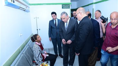 محافظ سوهاج ورئيس الجامعة يزوران مصابي غزة بالمستشفي الجامعي