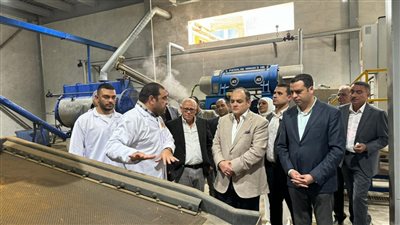 وزير التجارة ومحافظ بورسعيد يتفقدان مصنعا لإنتاج الأسماك المدخنة