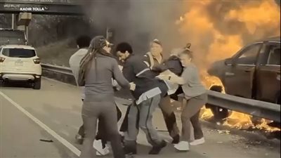 عمل بطولي ينقذ شخصا من الموت حرقا في سيارته.. فيديو