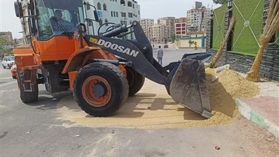  حملة لإزالة الإشغالات والتعديات على حرم الطريق بحي ثالث بالإسماعيلية