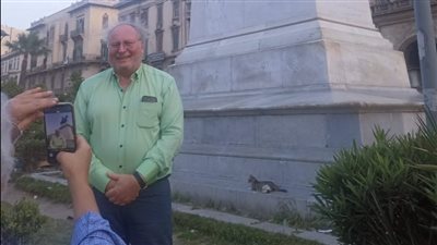 ملك مصر السابق يزور مقهى فاروق بالإسكندرية