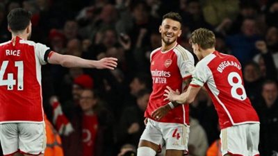 آرسنال يكتسح تشيلسي بخماسية وينتزع صدارة الدوري الإنجليزي