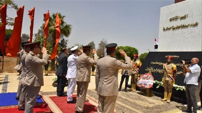بمناسبة الذكرى الـ 42 لتحرير سيناء.. محافظ أسيوط يضع إكليل من الزهور على النصب التذكاري للشهداء