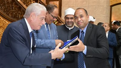 محافظ جنوب سيناء يكرم الزميل صابر رمضان فى مسابقة «النوابغ للقرآن»