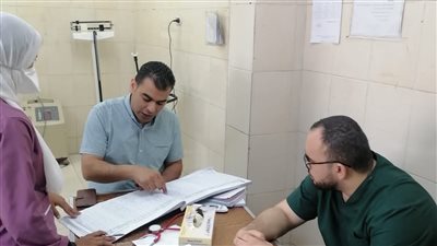 فريق طبى يجرى مرور موسع علي مستشفي الحميات وقنا العام