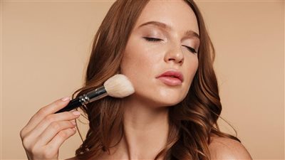 6 نصائح ذهبية لتثبيت مكياجك في حر الصيف