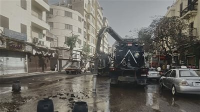 نائب محافظ القاهرة تتابع إصلاح كسر مفاجئ بخط مياه بنطاق السيدة زينب