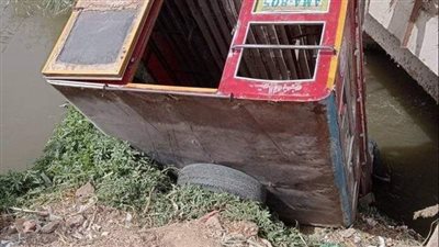 إصابة 6 أشخاص في حادث سقوط سيارة أجرة بترعة في الفيوم