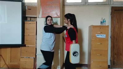 تدريب طالبات الخدمة الإجتماعية بالفيوم على فنون الدفاع عن النفس