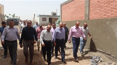 محافظ القليوبية يتفقد مشروعات مياه الشرب والصرف الصحي والرصف بمدينتي بنها وكفر شكر