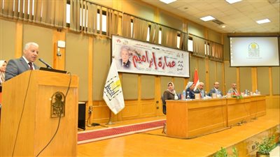 جامعة أسيوط تكرم الشاعر عمارة إبراهيم وتهديه درع الجامعة تقديراً له