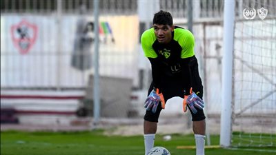 تدريبات تأهيلية لحارس مرمى الزمالك على هامش المران 